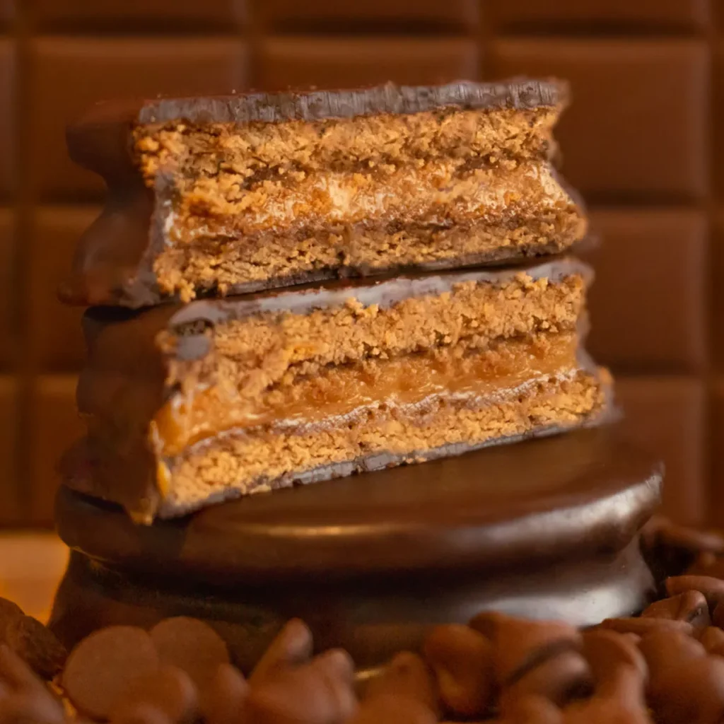 Alfajor Aiki bañado en chocolate relleno de ñamjar